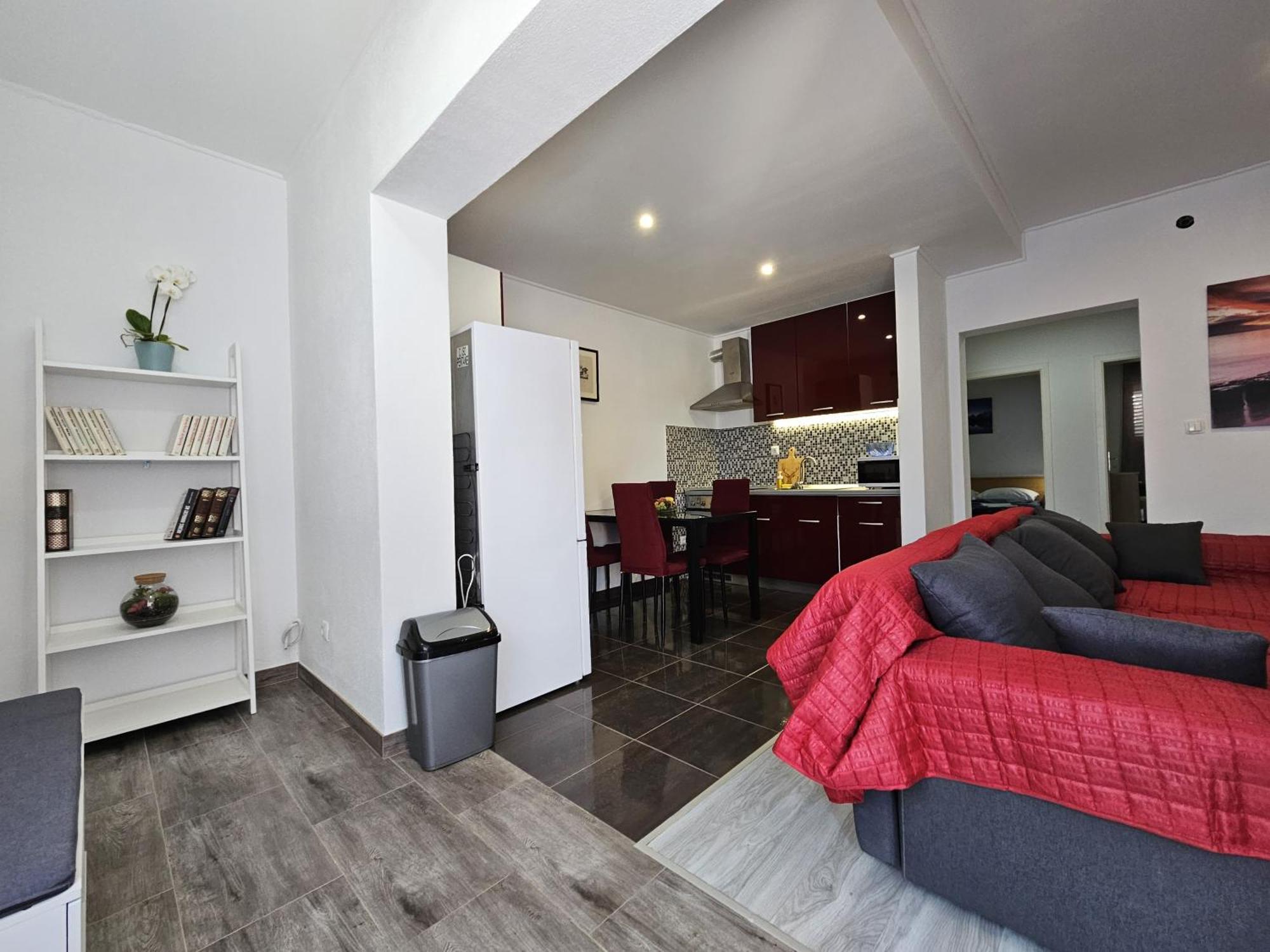 Modern Apartment Nikola In A Quiet Area Kastel Stari Exterior photo